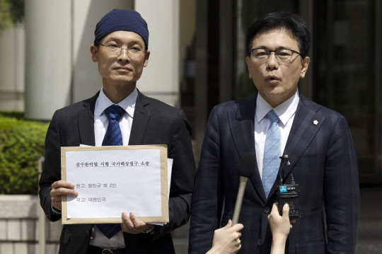 안경재(왼쪽), 정민규 변호사가 6일 오후 서울 서초구 서울중앙지방법원 앞에서 이른바 '검수완박' 법안 통과 관련, 국가를 상대로 한 손해배상 청구 소송 제기 기자회견을 하고 있다. <연합뉴스>